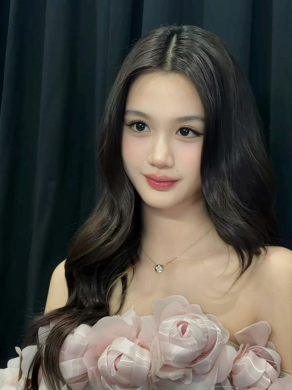 Con gái 15 tuổi của "bom sex gốc Việt" đang gây bão showbiz Trung Quốc là ai? - Ảnh 8. Con gái 15 tuổi của "bom sex gốc Việt" đang gây bão showbiz Trung Quốc là ai? - Ảnh 8.