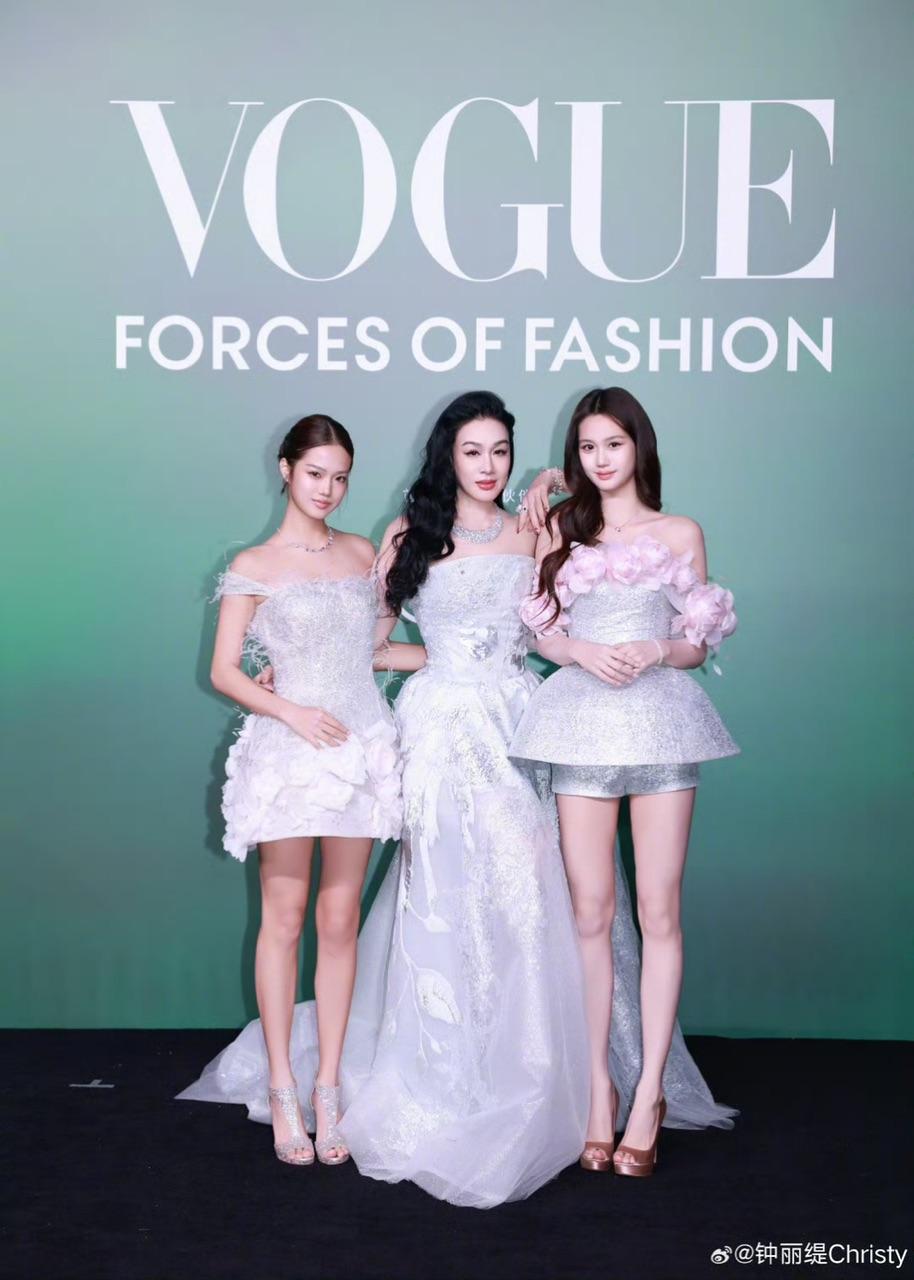 Con gái 15 tuổi của "bom sex gốc Việt" đang gây bão showbiz Trung Quốc là ai? - Ảnh 1. Con gái 15 tuổi của "bom sex gốc Việt" đang gây bão showbiz Trung Quốc là ai? - Ảnh 1.
