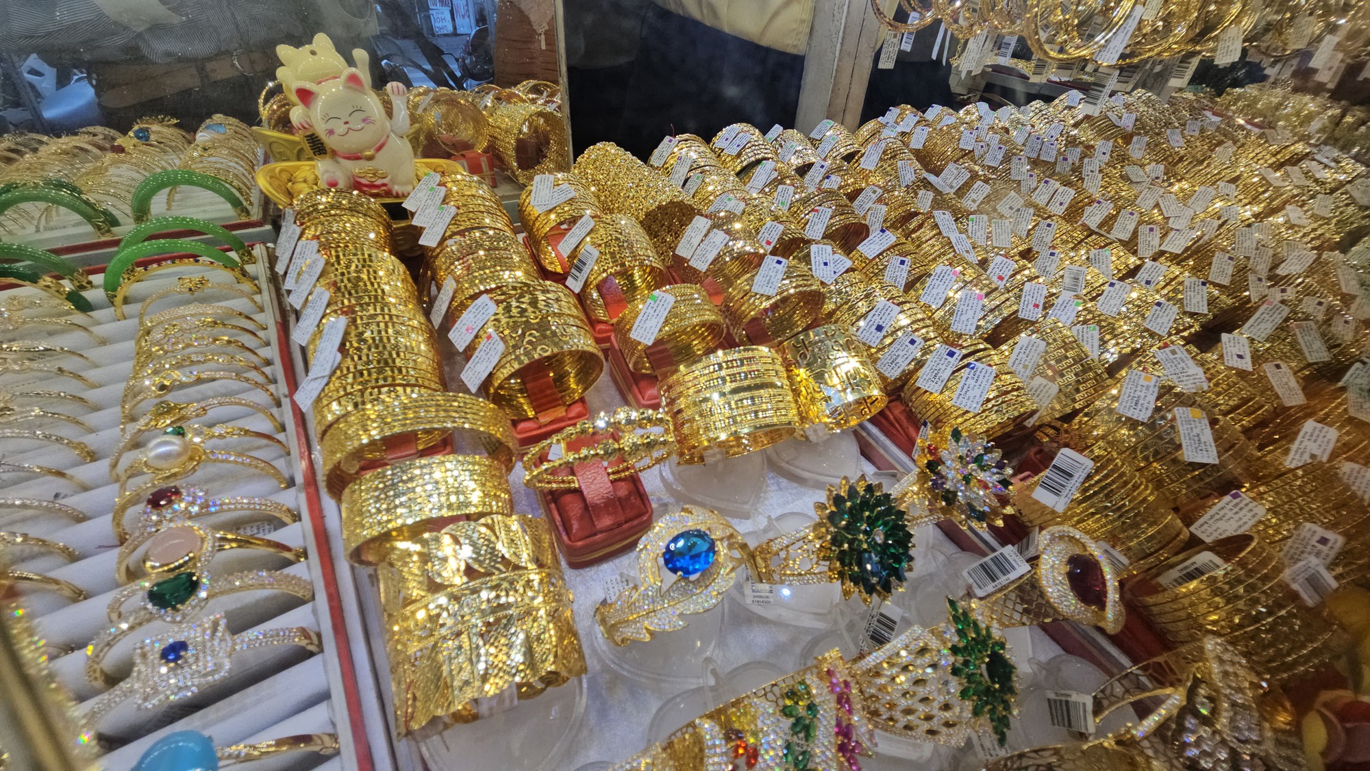 Biến động giá vàng SJC và vàng nhẫn ngày 25 - 10: Cập nhật mới nhất - Ảnh 2. Biến động giá vàng SJC và vàng nhẫn ngày 25 - 10: Cập nhật mới nhất - Ảnh 2.