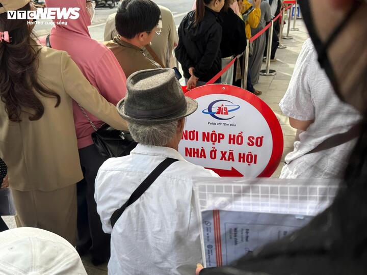 Nhà ở xã hội Đông Anh: Chủ đầu tư dựng nhà bạt cho dân xếp hàng nộp hồ sơ
