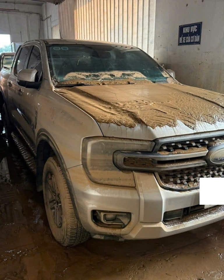 Chi phí sửa xe ngập nước hàng trăm triệu đồng bằng giá mua xe mới - Ảnh 1.