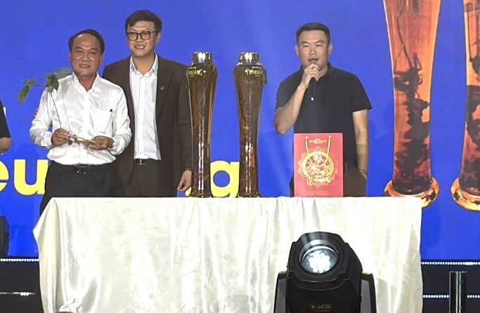 Cây trầm hương 55kg được đấu giá 900 triệu đồng - Ảnh 2.