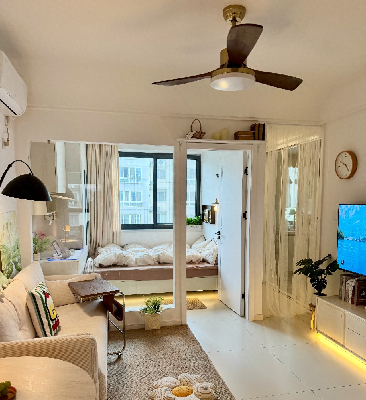 Ảo diệu nhà nhỏ: Biến phòng khách thành 2 trong 1, chỉ 1 vách kính có thêm ngay phòng ngủ 5m²- Ảnh 1. Ảo diệu nhà nhỏ: Biến phòng khách thành 2 trong 1, chỉ 1 vách kính có thêm ngay phòng ngủ 5m²- Ảnh 1.