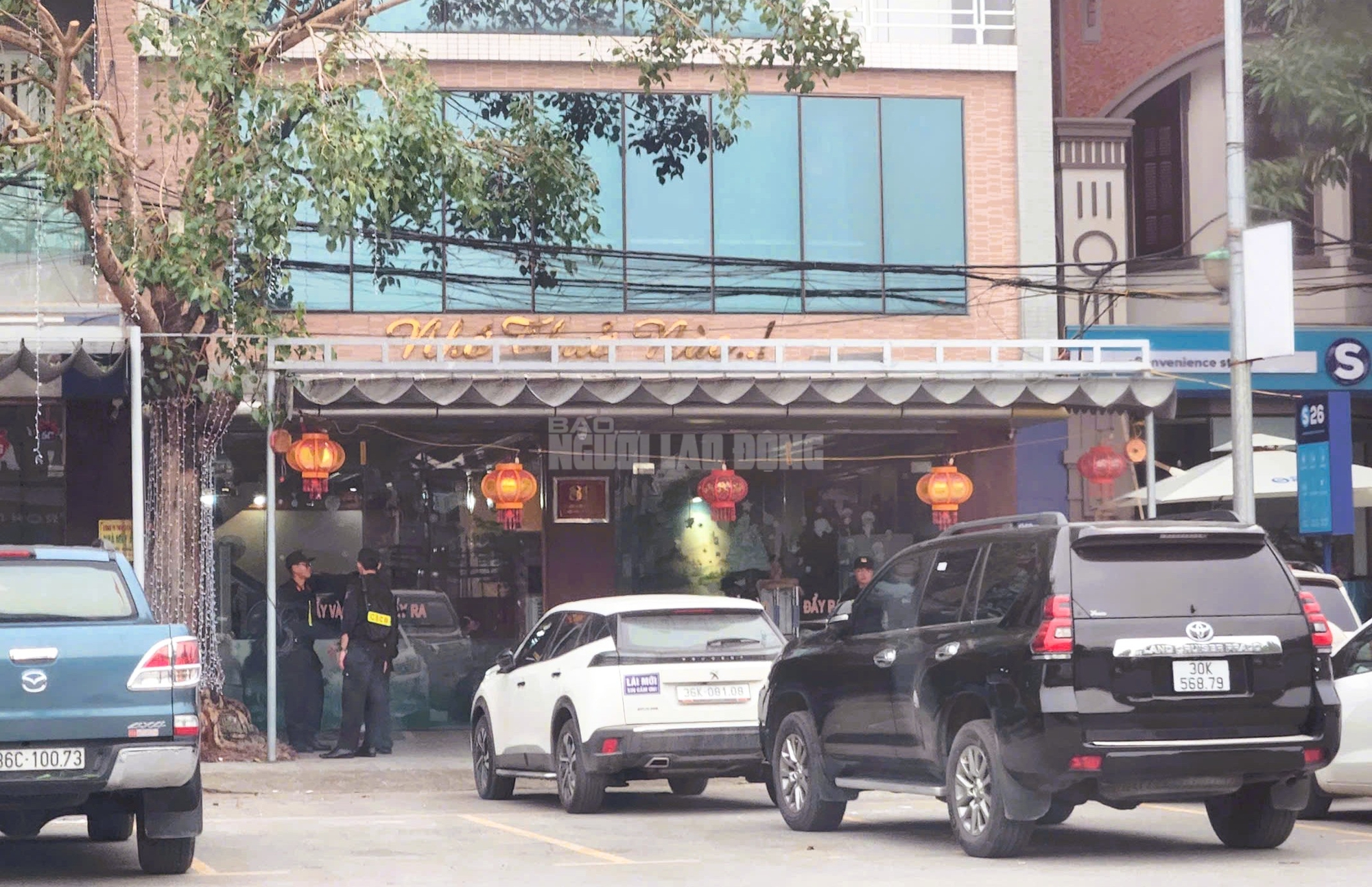 Nhiều cảnh sát phong tỏa, khám xét nhà 1 doanh nhân ở Thanh Hóa - Ảnh 1.