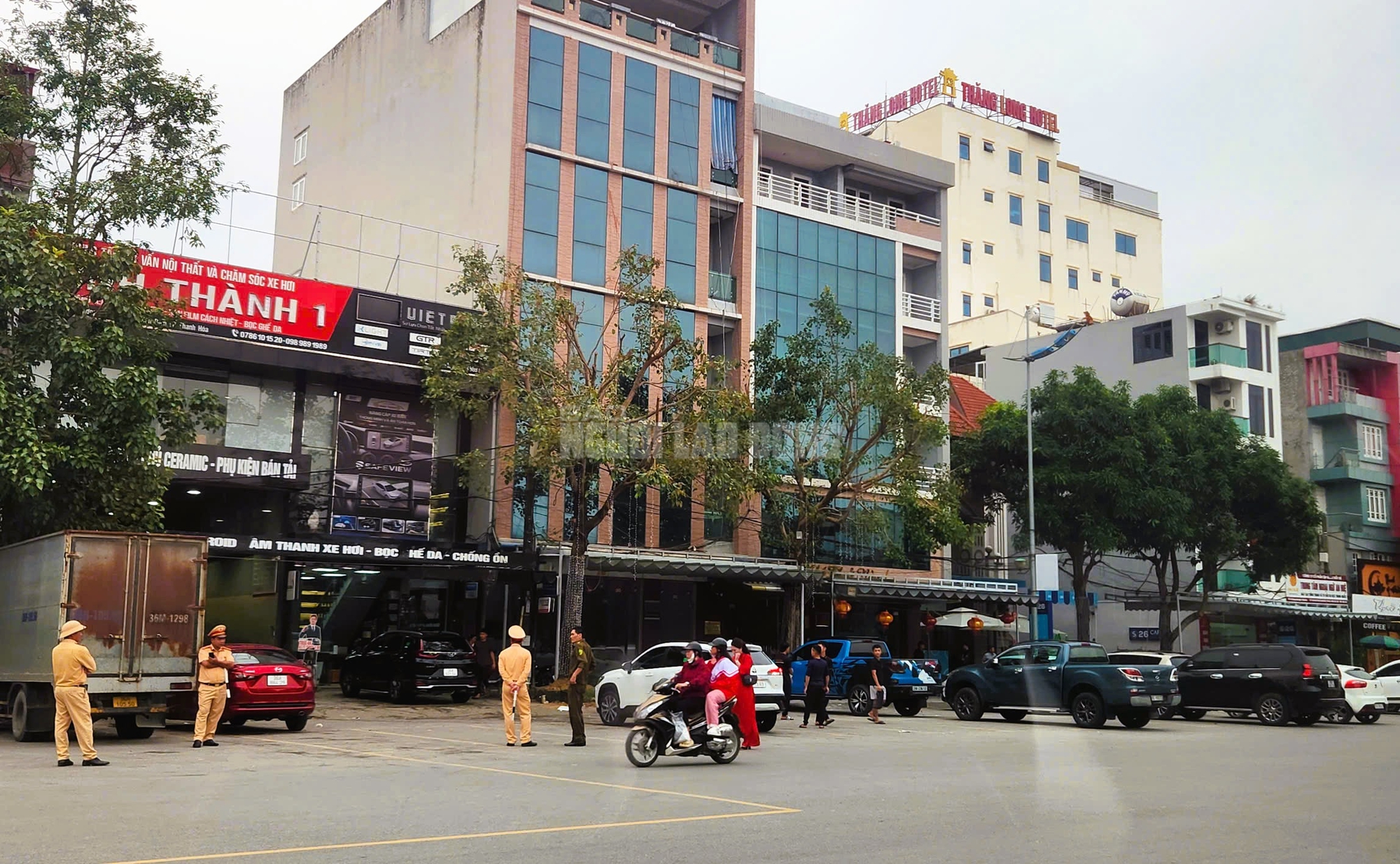 Nhiều cảnh sát phong tỏa, khám xét nhà 1 doanh nhân ở Thanh Hóa - Ảnh 2.