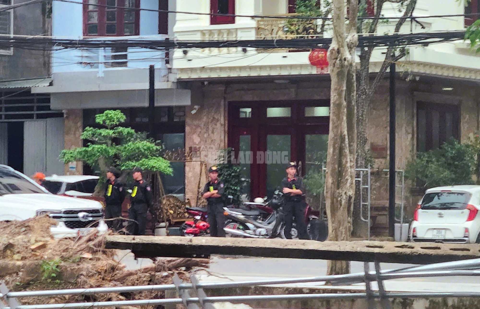 Nhiều cảnh sát phong tỏa, khám xét nhà 1 doanh nhân ở Thanh Hóa - Ảnh 3.