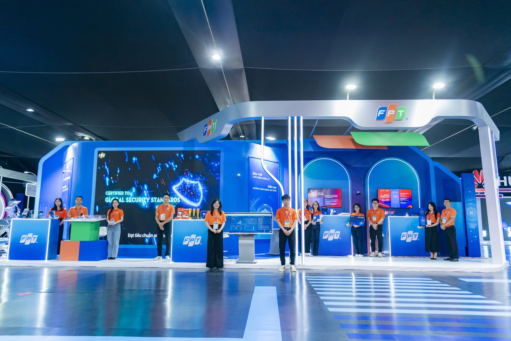 FPT trình diễn giải pháp an ninh mạng chủ động, bảo vệ niềm tin số của Việt Nam tại triển lãm Công ước Hà Nội- Ảnh 1. FPT trình diễn giải pháp an ninh mạng chủ động, bảo vệ niềm tin số của Việt Nam tại triển lãm Công ước Hà Nội- Ảnh 1.