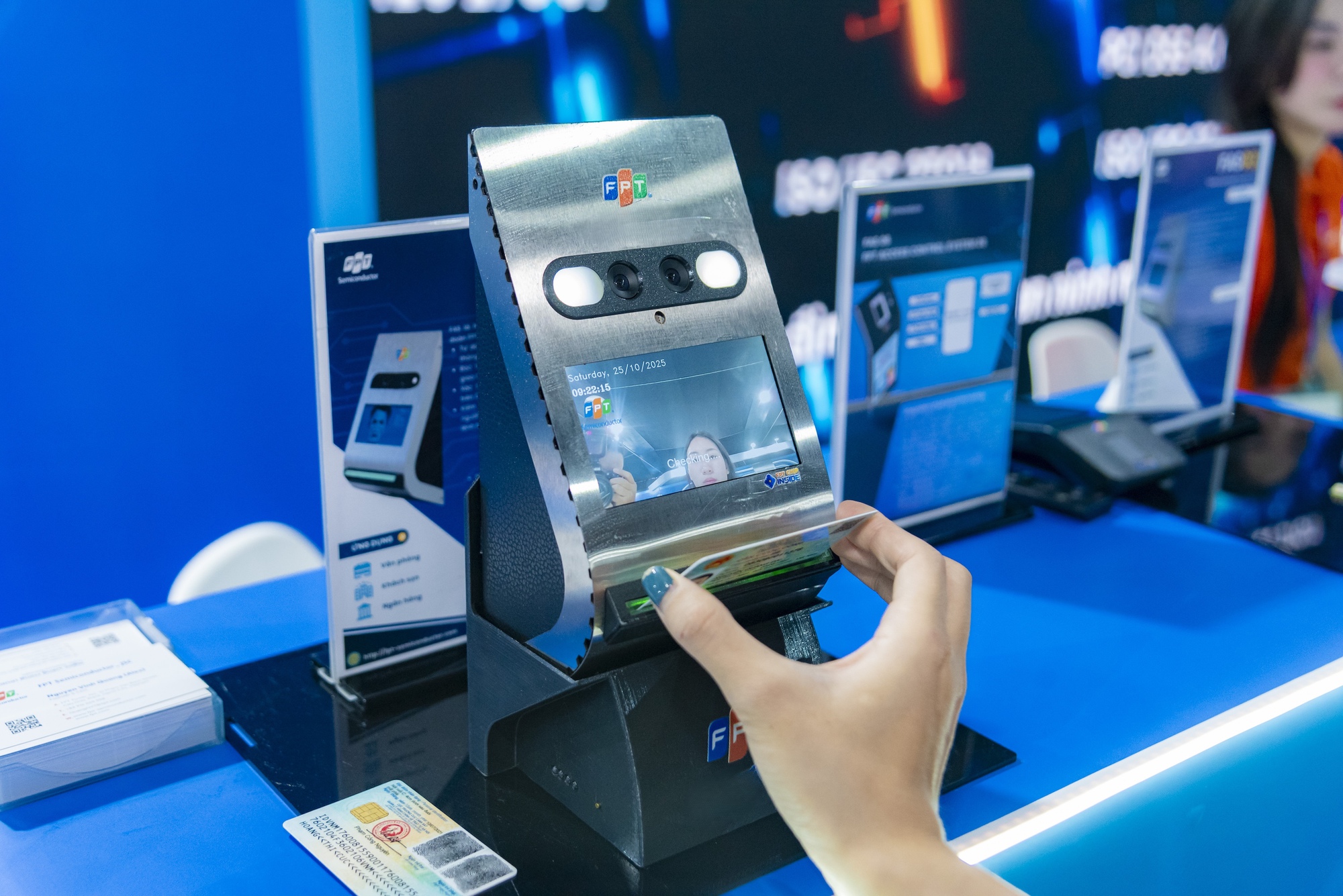 FPT trình diễn giải pháp an ninh mạng chủ động, bảo vệ niềm tin số của Việt Nam tại triển lãm Công ước Hà Nội- Ảnh 6. FPT trình diễn giải pháp an ninh mạng chủ động, bảo vệ niềm tin số của Việt Nam tại triển lãm Công ước Hà Nội- Ảnh 6.