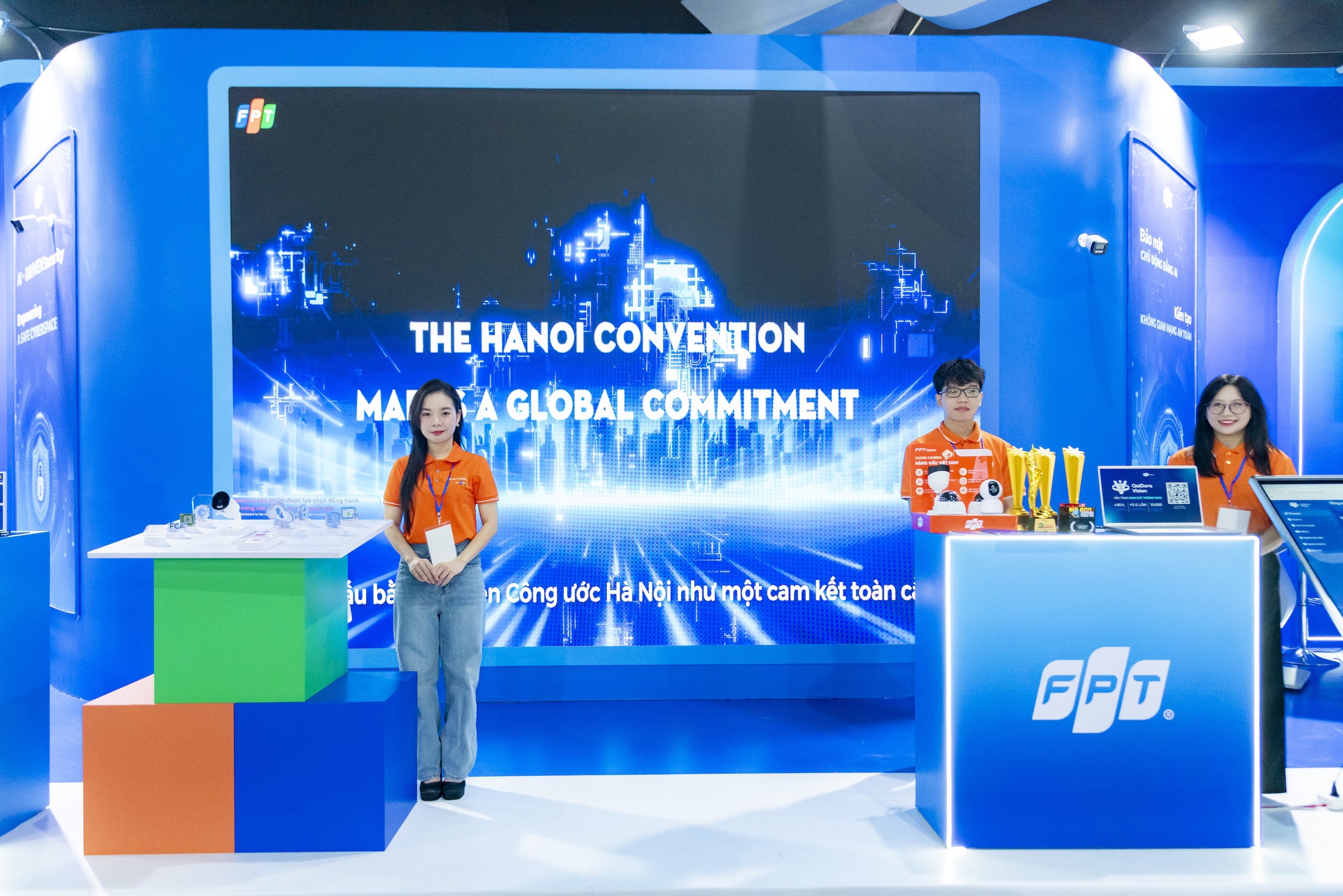 FPT trình diễn giải pháp an ninh mạng chủ động, bảo vệ niềm tin số của Việt Nam tại triển lãm Công ước Hà Nội- Ảnh 2. FPT trình diễn giải pháp an ninh mạng chủ động, bảo vệ niềm tin số của Việt Nam tại triển lãm Công ước Hà Nội- Ảnh 2.