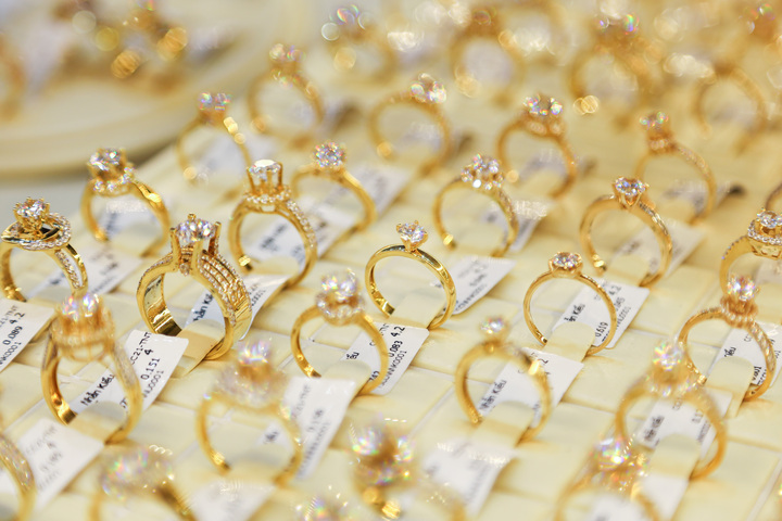 Giá vàng hôm nay 27/10: Giảm mạnh, xuống dưới mốc 4.100 USD/ounce- Ảnh 1.