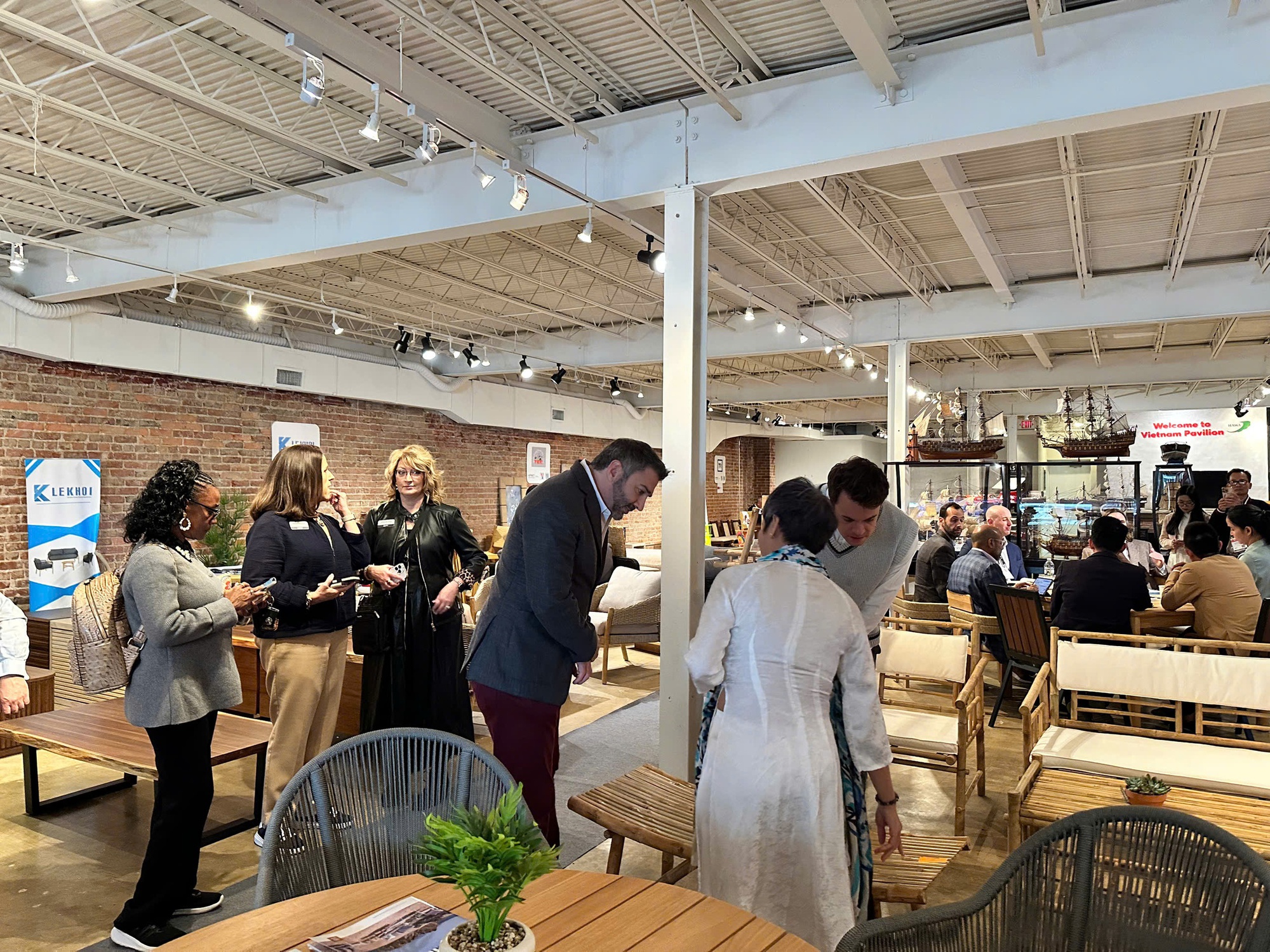 20 DN ngành gỗ Việt Nam hiện diện tại sự kiện nội thất lớn nhất thế giới ở Mỹ - Ảnh 2.