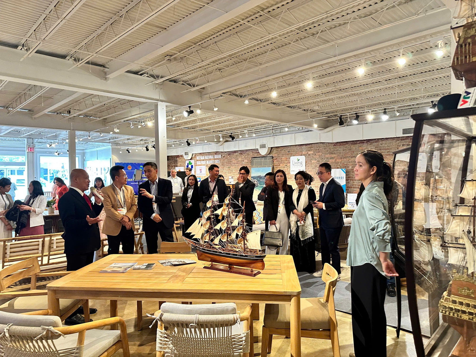 20 DN ngành gỗ Việt Nam hiện diện tại sự kiện nội thất lớn nhất thế giới ở Mỹ - Ảnh 3.