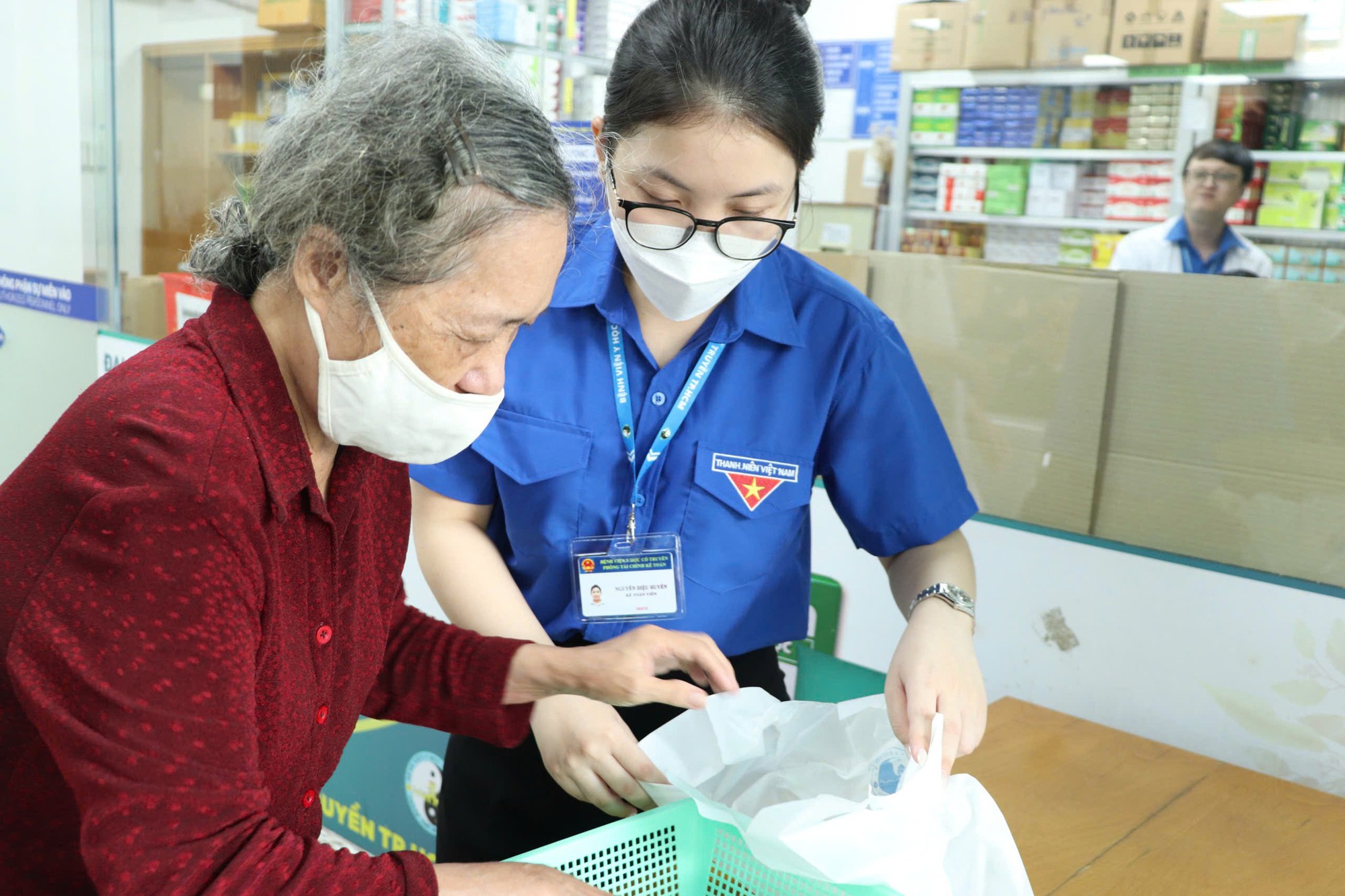 Người bệnh "được" và "mất" gì khi chuyển BHYT từ bệnh viện nhỏ sang bệnh viện lớn? - Ảnh 1.