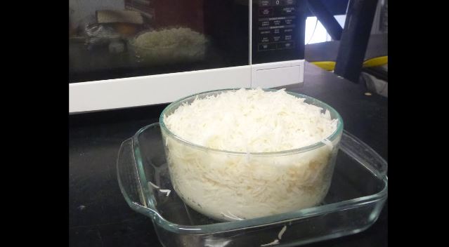 Sai lầm khi bảo quản cơm nguội, biết mà tránh kẻo "rước hoạ"- Ảnh 1.