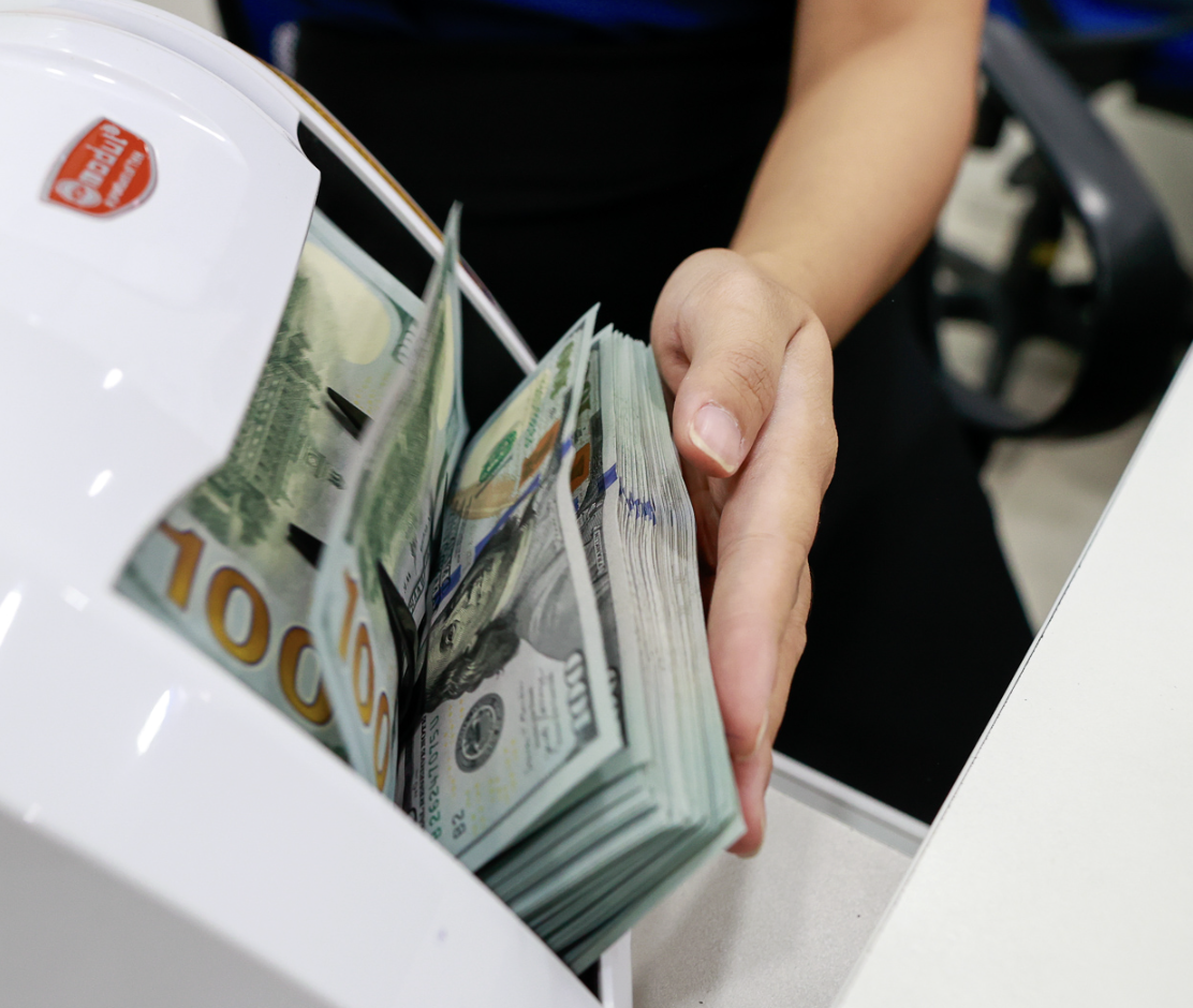 Có hiện tượng mua ngoại tệ đi du lịch, công tác rồi bán hưởng chênh lệch khi giá USD tự do tăng cao - Ảnh 1.
