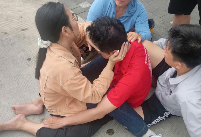 CLIP: Kịp thời cứu thanh niên có ý định nhảy xuống sông Sài Gòn tự tử- Ảnh 1. CLIP: Kịp thời cứu thanh niên có ý định nhảy xuống sông Sài Gòn tự tử- Ảnh 1.