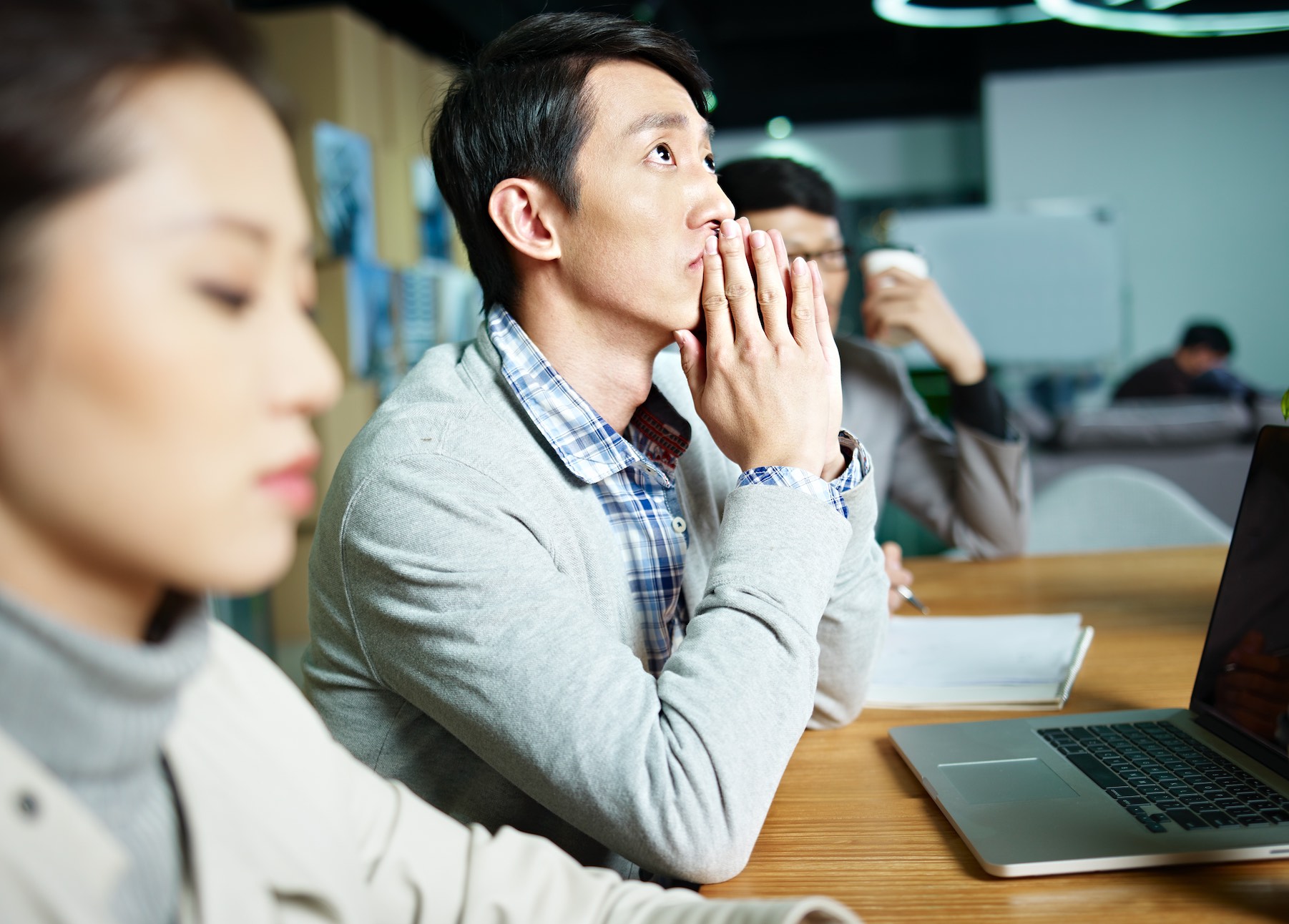 Đến tuổi trung niên, thất bại nhất của chúng ta không phải là không có tiền, mà là không thể "sống sót" qua 3 rào cản này- Ảnh 2.