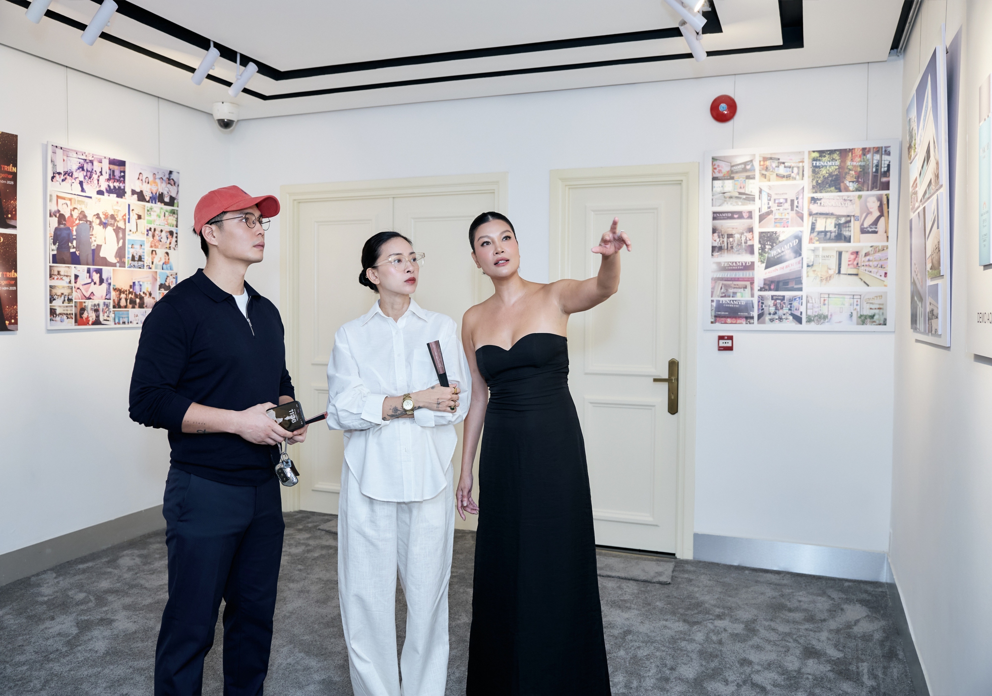 Ngô Thanh Vân - Huy Trần giản dị xuất hiện tại triển lãm của Vũ Cẩm Nhung- Ảnh 1.