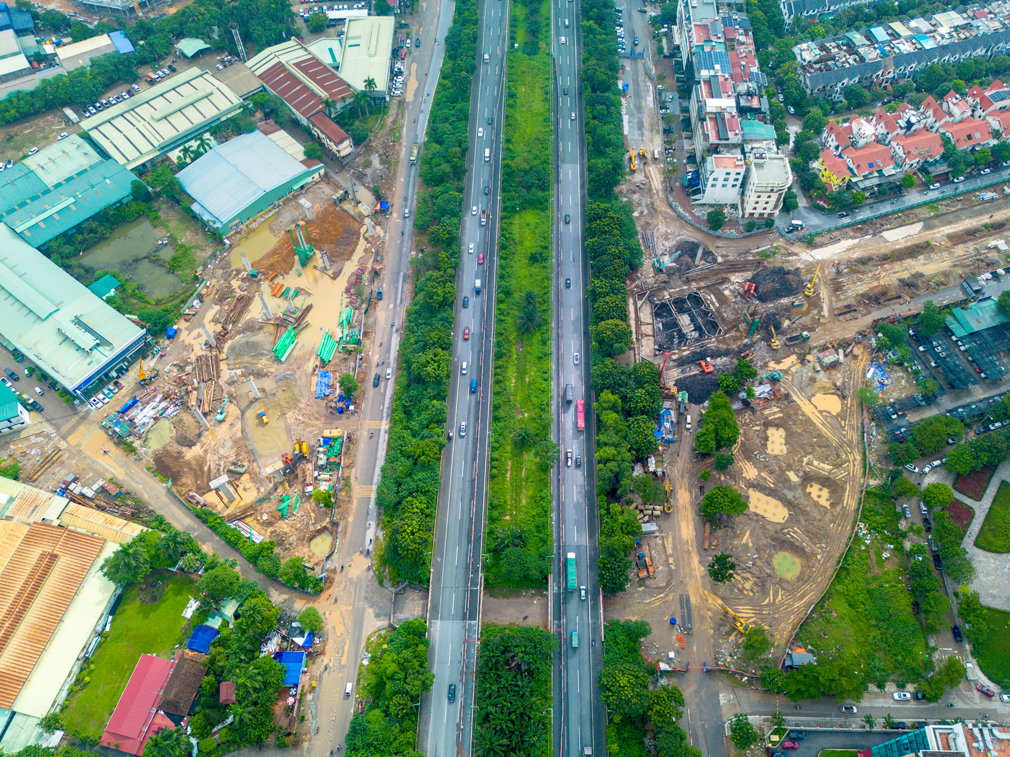 Thay bạn đi xem công trường xây nút giao 2.400 tỷ vượt qua đại lộ rộng nhất Việt Nam 2 Thay bạn đi xem công trường xây nút giao 2.400 tỷ vượt qua đại lộ rộng nhất Việt Nam, đại dự án của Vinhomes hưởng lợi - Ảnh 2.