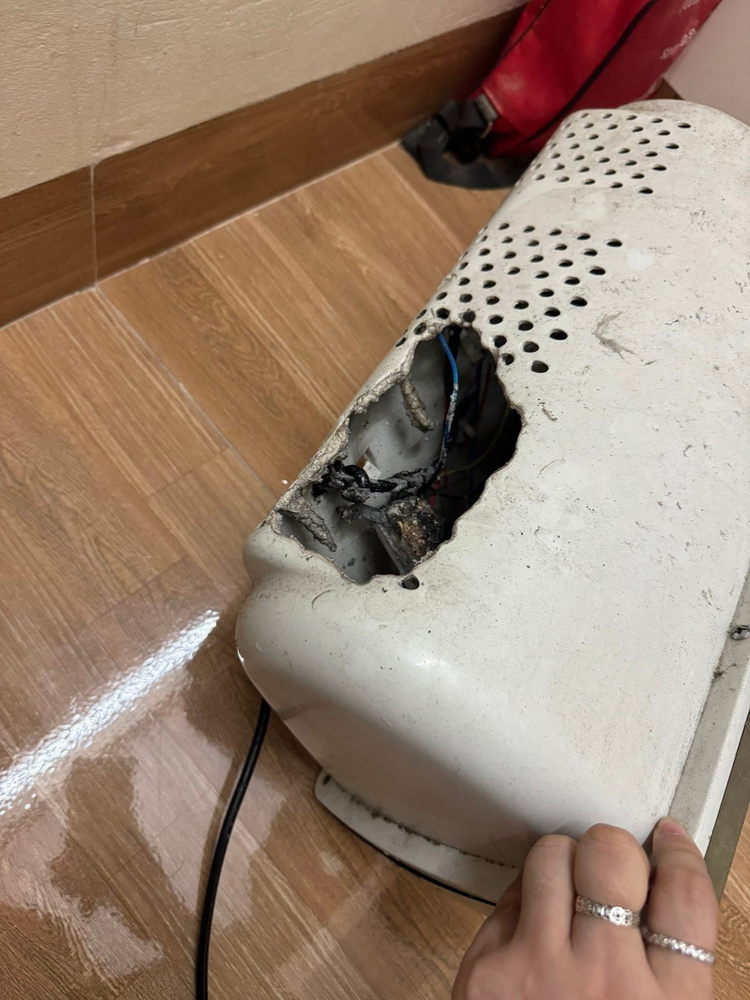 Đèn sưởi trong nhà tắm bốc cháy: Người mẹ tá hỏa ôm con chạy thoát, nhanh trí làm 1 việc ngay lập tức- Ảnh 2. Đèn sưởi trong nhà tắm bốc cháy: Người mẹ tá hỏa ôm con chạy thoát, nhanh trí làm 1 việc ngay lập tức- Ảnh 2.