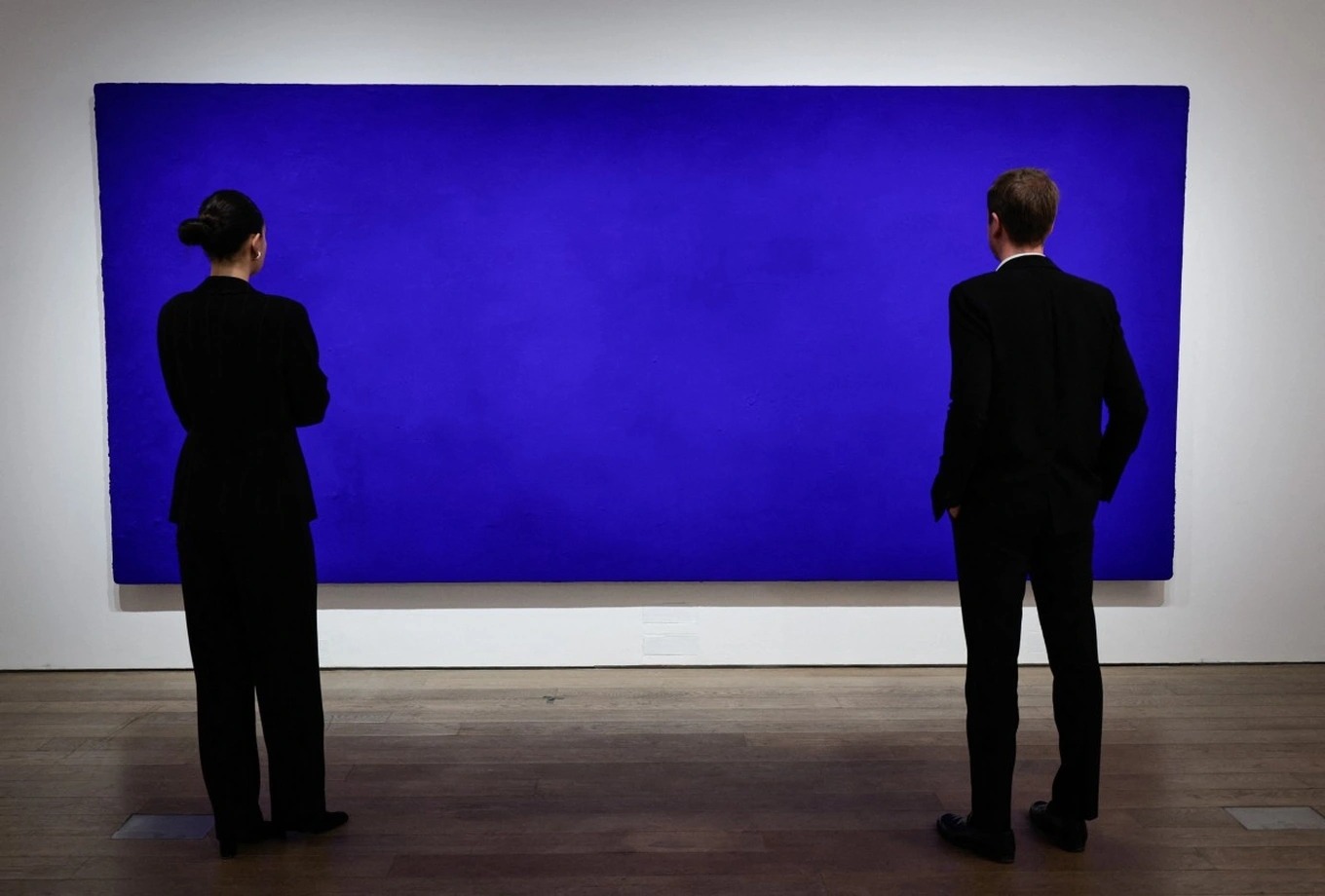 Bức tranh chỉ có 1 màu xanh bán giá 552 tỷ