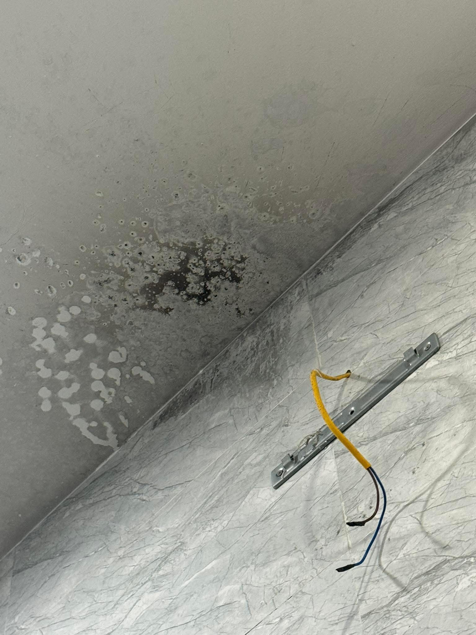 Đèn sưởi trong nhà tắm bốc cháy: Người mẹ tá hỏa ôm con chạy thoát, nhanh trí làm 1 việc ngay lập tức- Ảnh 3. Đèn sưởi trong nhà tắm bốc cháy: Người mẹ tá hỏa ôm con chạy thoát, nhanh trí làm 1 việc ngay lập tức- Ảnh 3.