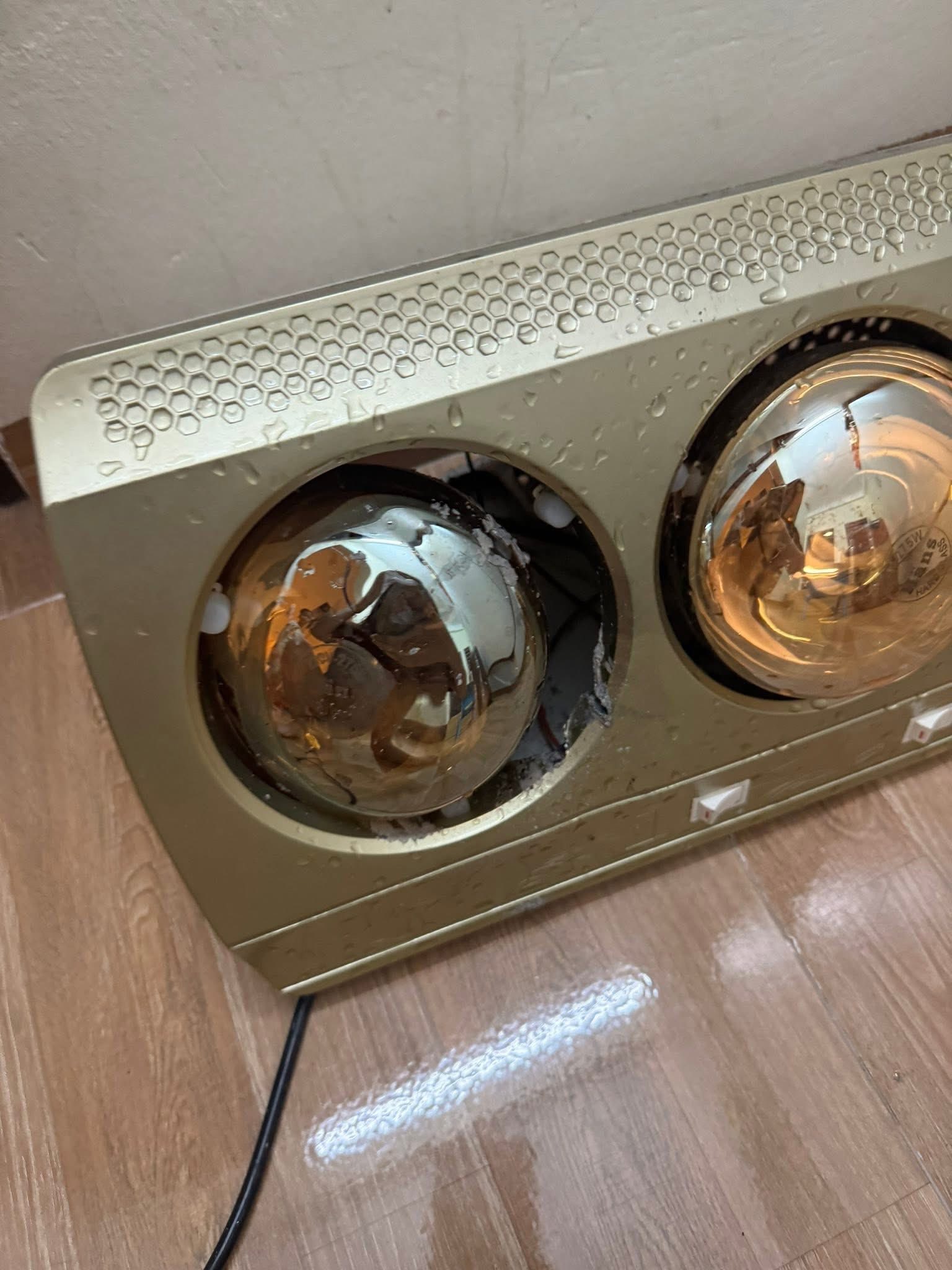 Đèn sưởi trong nhà tắm bốc cháy: Người mẹ tá hỏa ôm con chạy thoát, nhanh trí làm 1 việc ngay lập tức- Ảnh 1. Đèn sưởi trong nhà tắm bốc cháy: Người mẹ tá hỏa ôm con chạy thoát, nhanh trí làm 1 việc ngay lập tức- Ảnh 1.