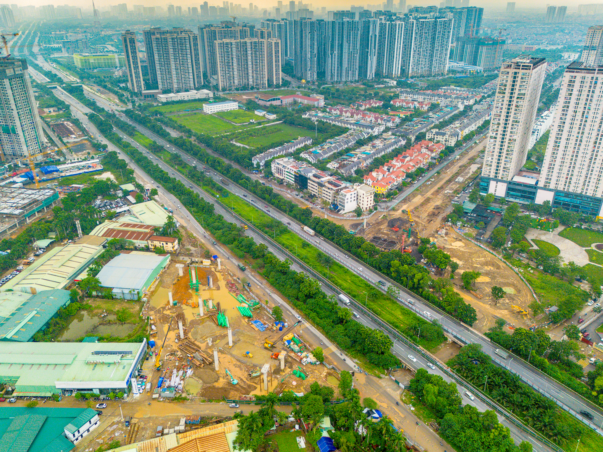 Thay bạn đi xem công trường xây nút giao 2.400 tỷ vượt qua đại lộ rộng nhất Việt Nam 9 Thay bạn đi xem công trường xây nút giao 2.400 tỷ vượt qua đại lộ rộng nhất Việt Nam, đại dự án của Vinhomes hưởng lợi - Ảnh 9.