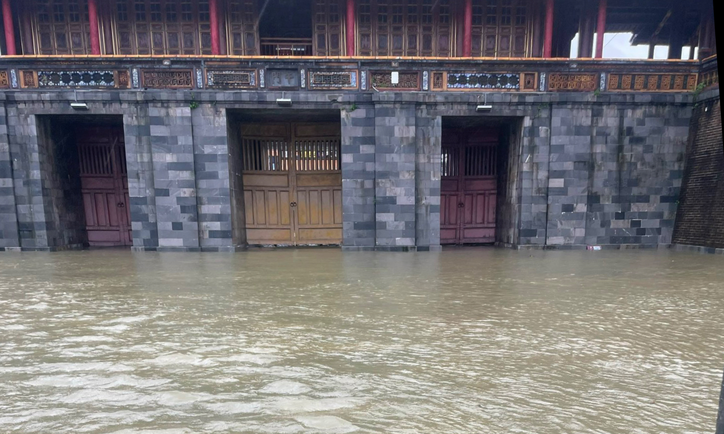 Huế oằn mình trong lũ lớn, nhiều di tích ngập sâu- Ảnh 3. Huế oằn mình trong lũ lớn, nhiều di tích ngập sâu- Ảnh 3.