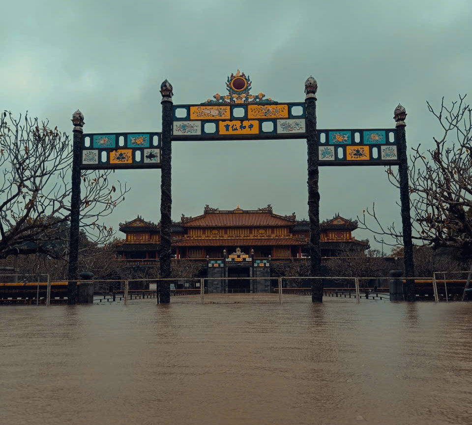 Huế oằn mình trong lũ lớn, nhiều di tích ngập sâu- Ảnh 4. Huế oằn mình trong lũ lớn, nhiều di tích ngập sâu- Ảnh 4.