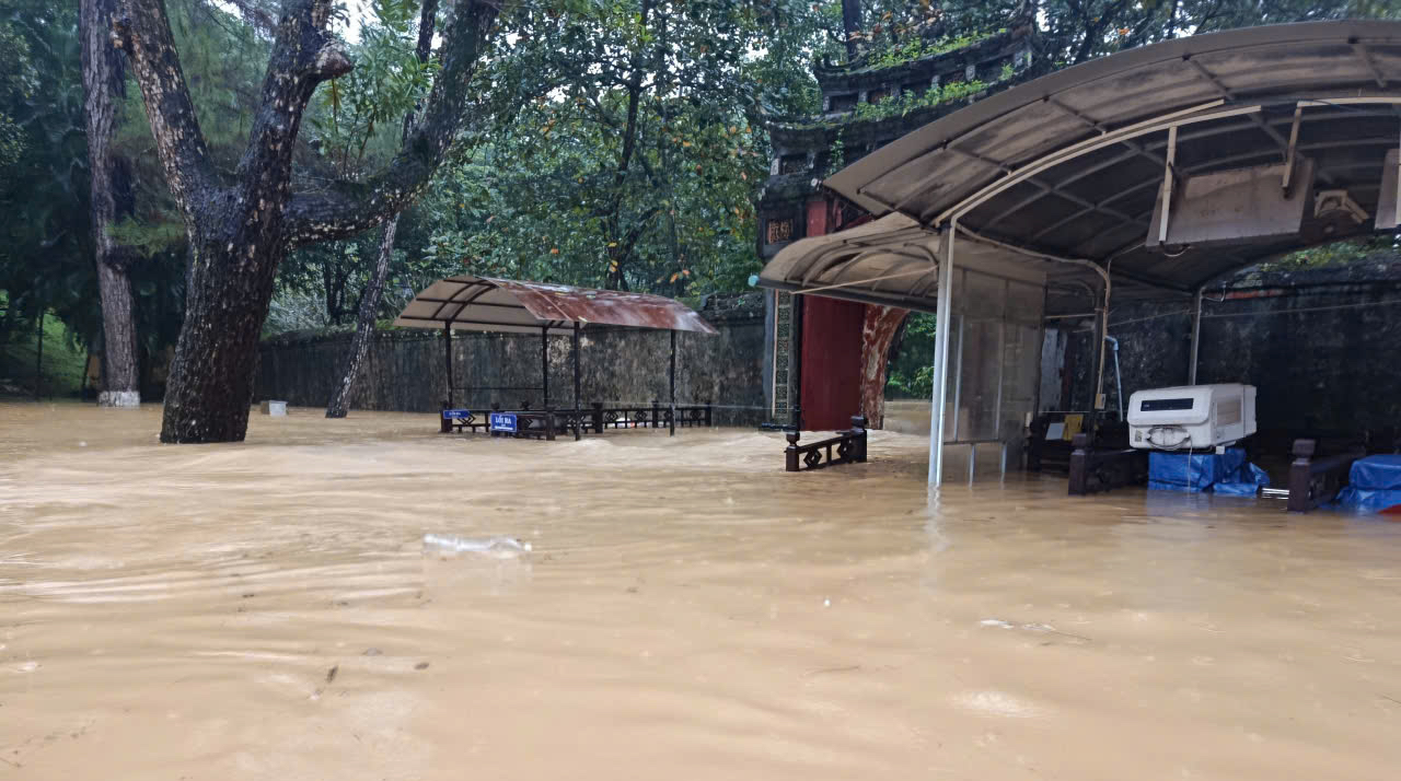 Huế oằn mình trong lũ lớn, nhiều di tích ngập sâu- Ảnh 5. Huế oằn mình trong lũ lớn, nhiều di tích ngập sâu- Ảnh 5.