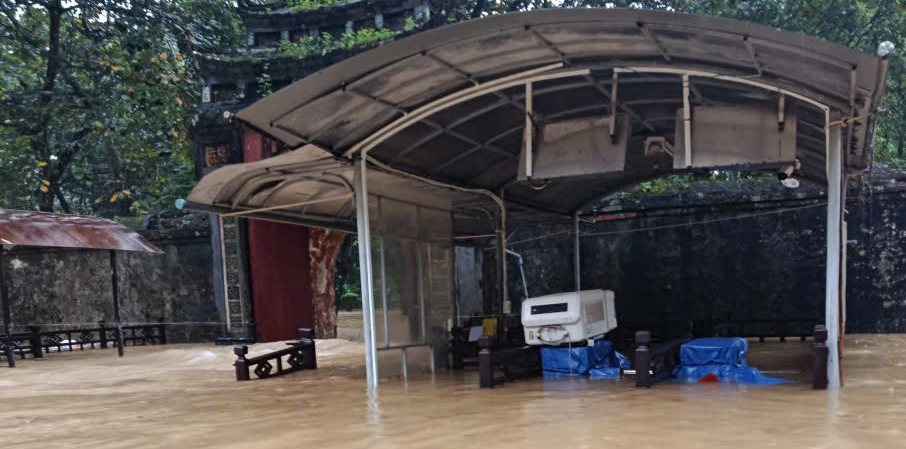 Huế oằn mình trong lũ lớn, nhiều di tích ngập sâu- Ảnh 6. Huế oằn mình trong lũ lớn, nhiều di tích ngập sâu- Ảnh 6.