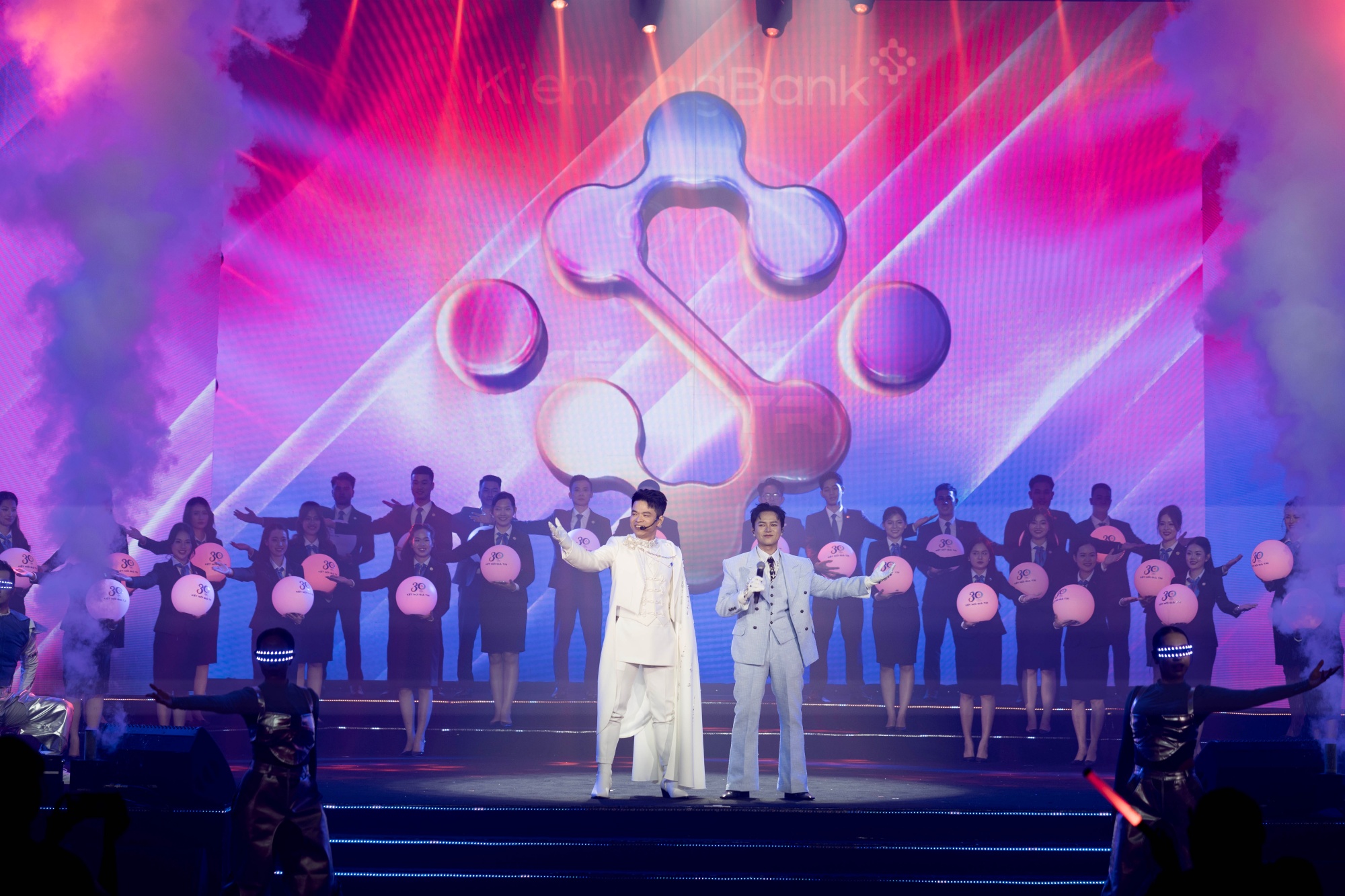 Clip: Màn trình diễn cực "đỉnh" của Chủ tịch KienlongBank cùng ca sĩ Bùi Công Nam- Ảnh 3.