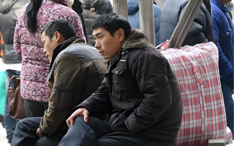 Con trai đi làm 3 năm gửi về nhà hơn 2 tỷ, mẹ không nhận được đồng nào, báo cảnh sát thì phát hiện sự thật chấn động- Ảnh 1.