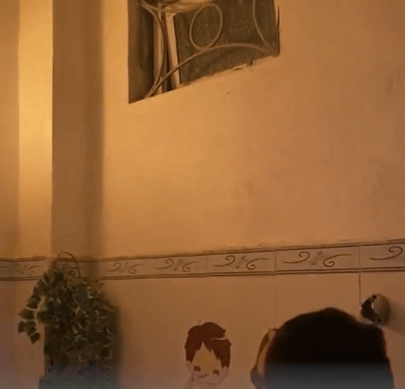 Đèn sưởi trong nhà tắm bốc cháy: Người mẹ tá hỏa ôm con chạy thoát, nhanh trí làm 1 việc ngay lập tức- Ảnh 5. Đèn sưởi trong nhà tắm bốc cháy: Người mẹ tá hỏa ôm con chạy thoát, nhanh trí làm 1 việc ngay lập tức- Ảnh 5.