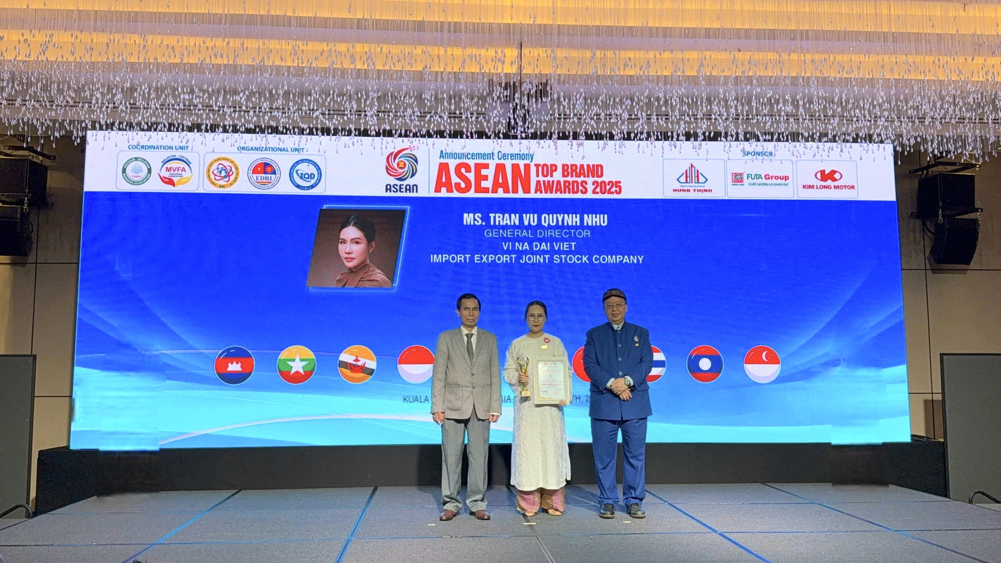 Giải thưởng ASEAN - Sức nặng của triết lý 'Hạt mầm gieo từ tâm' từ VINIMEX Group- Ảnh 1. Giải thưởng ASEAN - Sức nặng của triết lý 'Hạt mầm gieo từ tâm' từ VINIMEX Group- Ảnh 1.