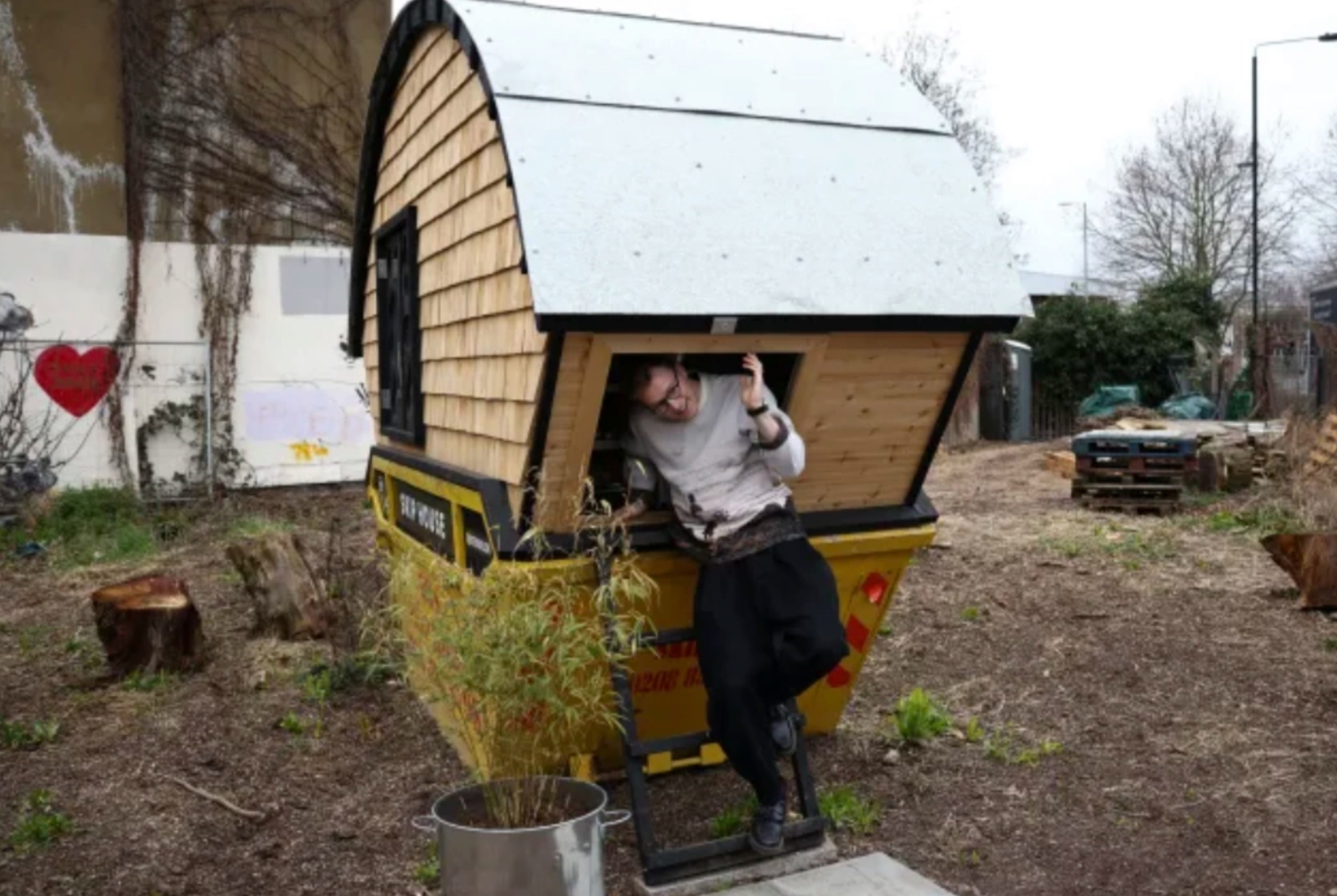 Sống trong thùng rác vẫn hạnh phúc hơn phải trả trăm triệu tiền thuê nhà mỗi tháng: Khi thế giới “phát điên” vì giá thuê!- Ảnh 2.