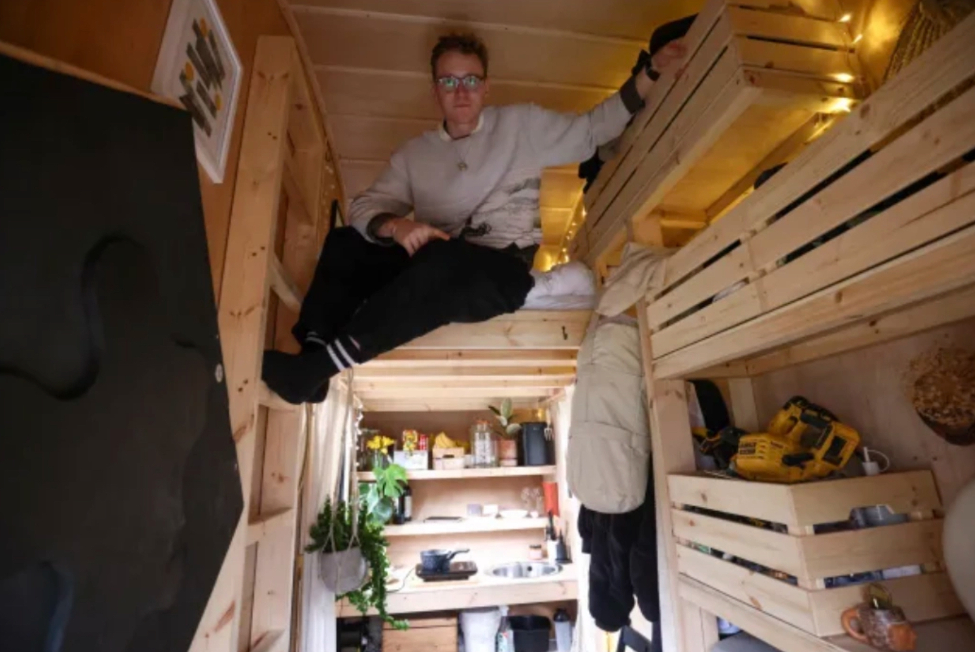 Sống trong thùng rác vẫn hạnh phúc hơn phải trả trăm triệu tiền thuê nhà mỗi tháng: Khi thế giới “phát điên” vì giá thuê!- Ảnh 1.