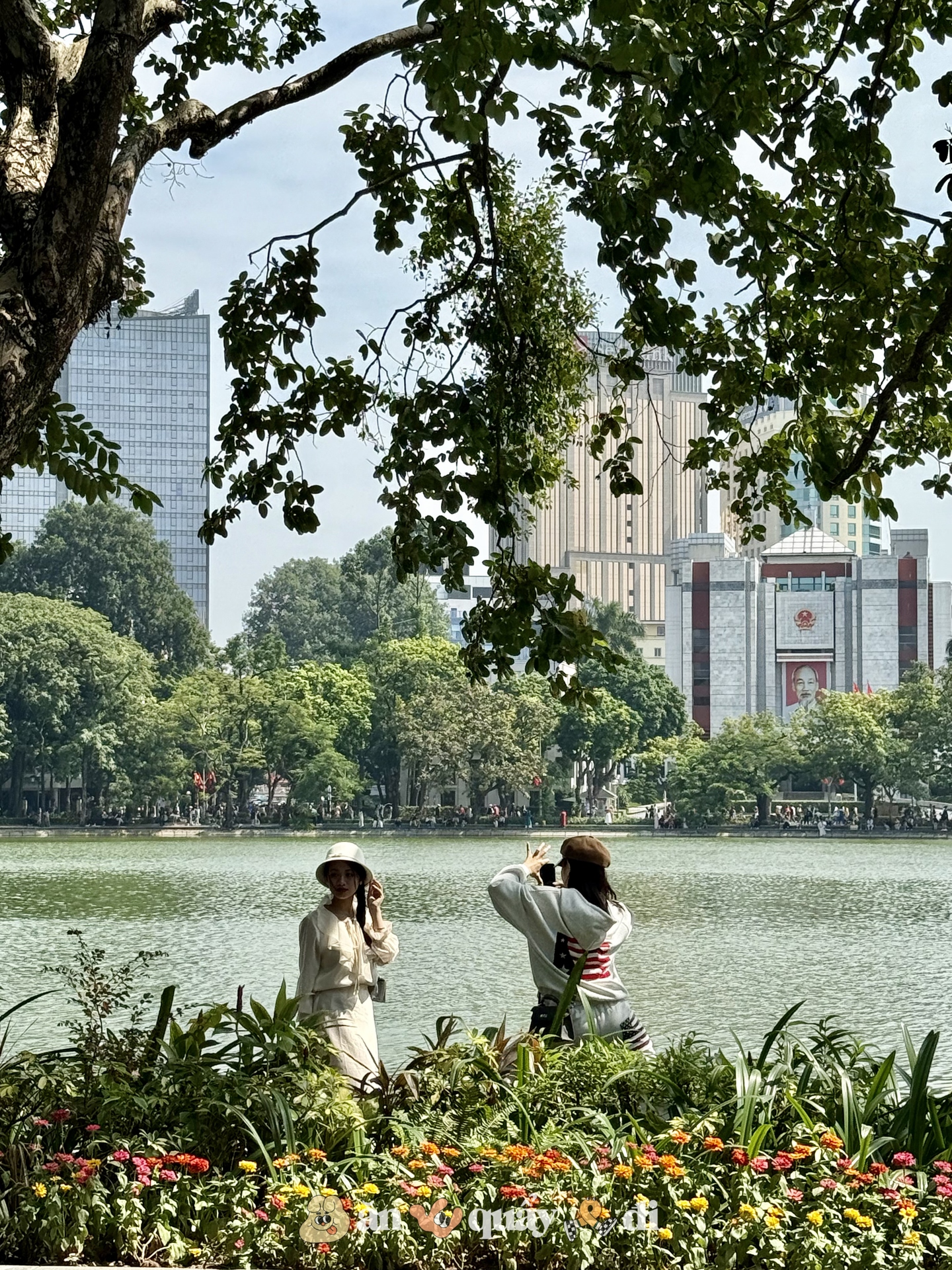 Cảnh tượng nàng thơ mùa thu ở Hồ Gươm: Khác xa Nhà Thờ Lớn!- Ảnh 2. Cảnh tượng nàng thơ mùa thu ở Hồ Gươm: Khác xa Nhà Thờ Lớn!- Ảnh 2.