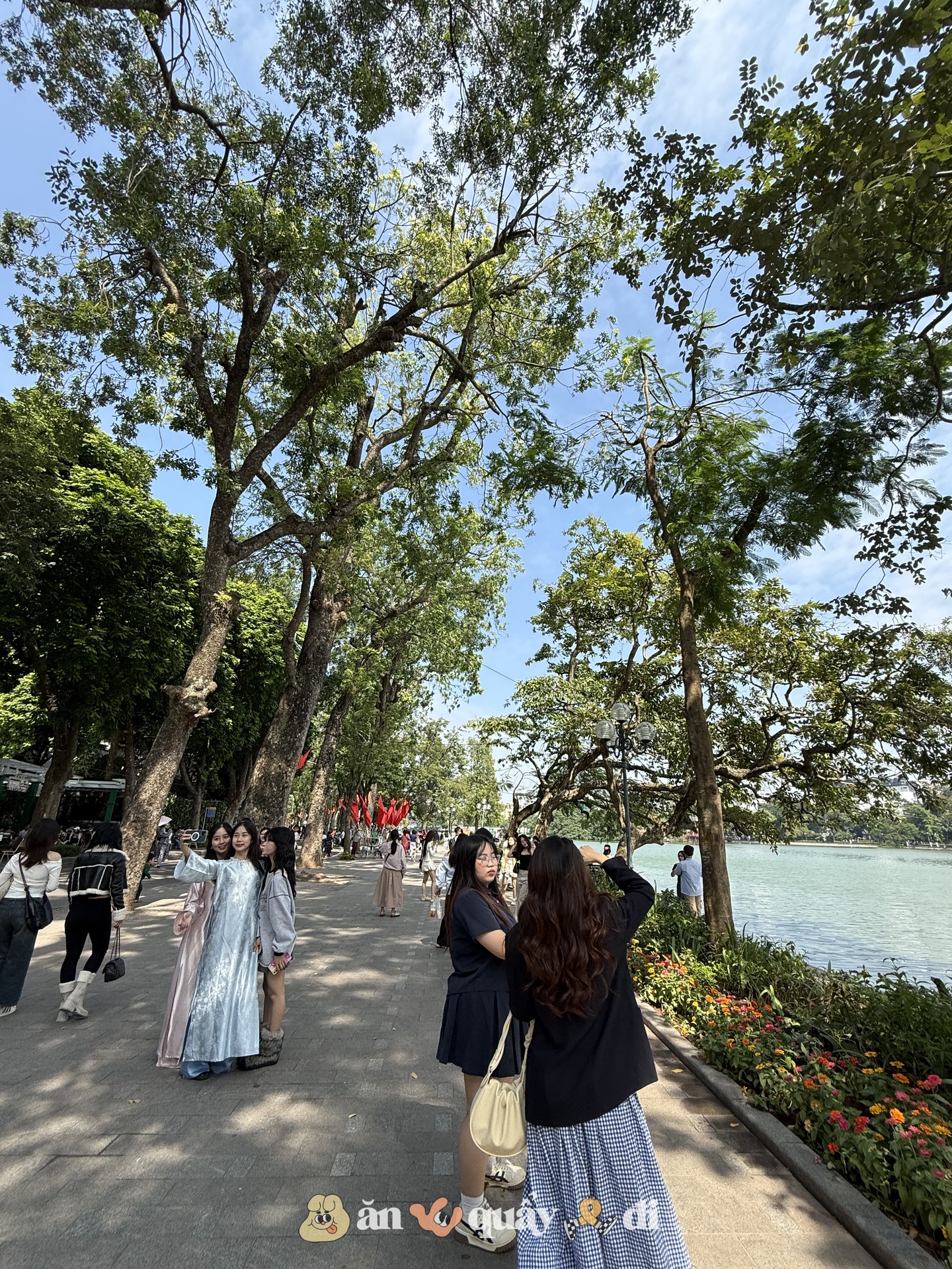 Cảnh tượng nàng thơ mùa thu ở Hồ Gươm: Khác xa Nhà Thờ Lớn!- Ảnh 9. Cảnh tượng nàng thơ mùa thu ở Hồ Gươm: Khác xa Nhà Thờ Lớn!- Ảnh 9.