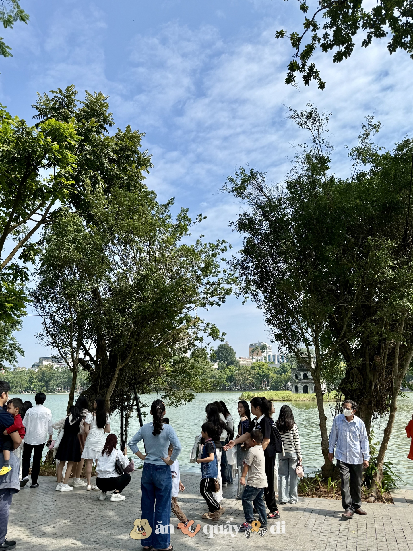 Cảnh tượng nàng thơ mùa thu ở Hồ Gươm: Khác xa Nhà Thờ Lớn!- Ảnh 1. Cảnh tượng nàng thơ mùa thu ở Hồ Gươm: Khác xa Nhà Thờ Lớn!- Ảnh 1.