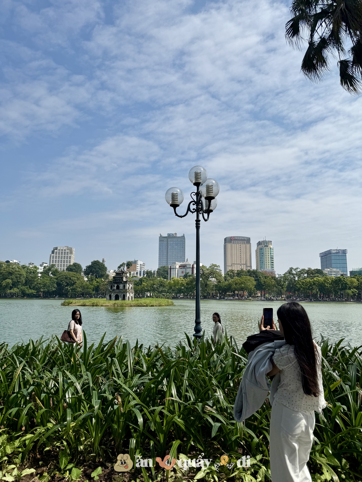 Cảnh tượng nàng thơ mùa thu ở Hồ Gươm: Khác xa Nhà Thờ Lớn!- Ảnh 3. Cảnh tượng nàng thơ mùa thu ở Hồ Gươm: Khác xa Nhà Thờ Lớn!- Ảnh 3.