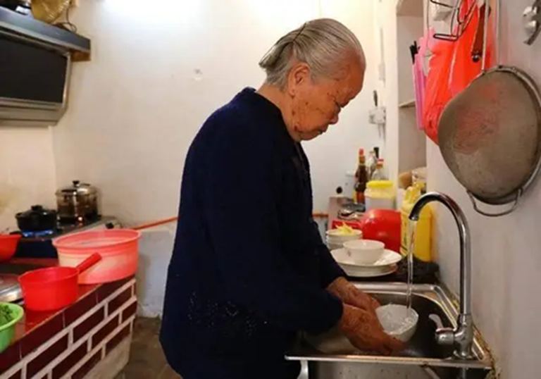Một người rửa bát, cả nhà mắc bệnh? 4 thói quen rửa bát sai lầm, ai cũng nên bỏ ngay!- Ảnh 1. Một người rửa bát, cả nhà mắc bệnh? 4 thói quen rửa bát sai lầm, ai cũng nên bỏ ngay!- Ảnh 1.