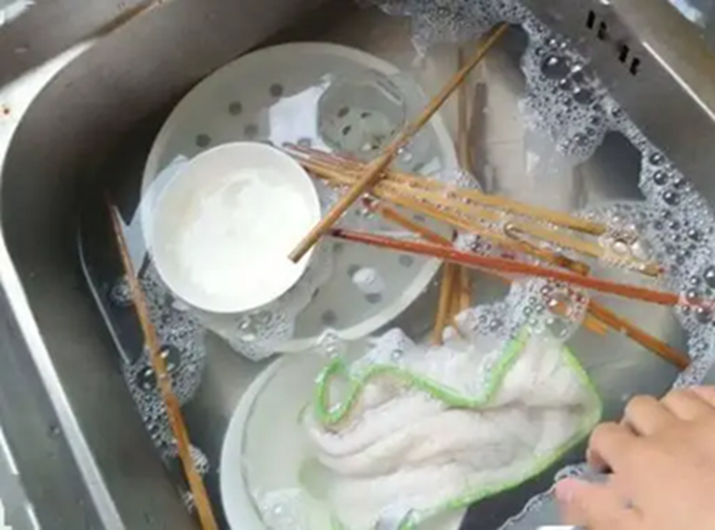 Một người rửa bát, cả nhà mắc bệnh? 4 thói quen rửa bát sai lầm, ai cũng nên bỏ ngay!- Ảnh 2. Một người rửa bát, cả nhà mắc bệnh? 4 thói quen rửa bát sai lầm, ai cũng nên bỏ ngay!- Ảnh 2.