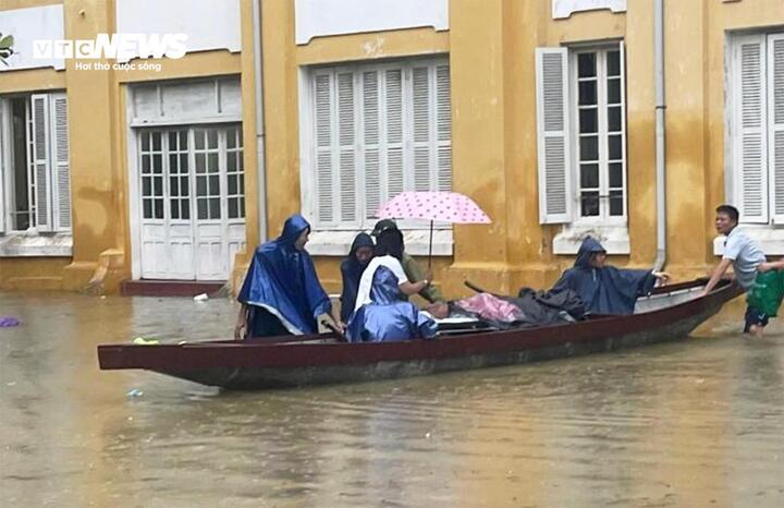 Nguyên nhân miền Trung mưa đặc biệt lớn, nhiều nơi chìm trong biển nước- Ảnh 1.