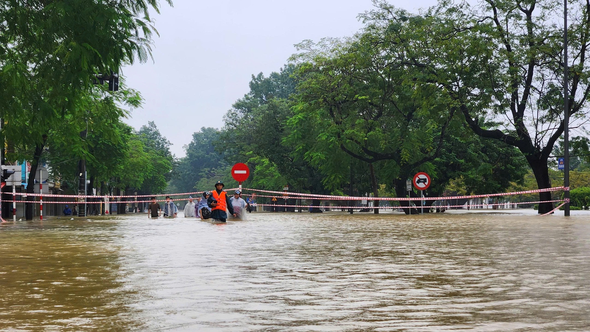 Huế oằn mình trong lũ lớn, nhiều di tích ngập sâu- Ảnh 7. Huế oằn mình trong lũ lớn, nhiều di tích ngập sâu- Ảnh 7.