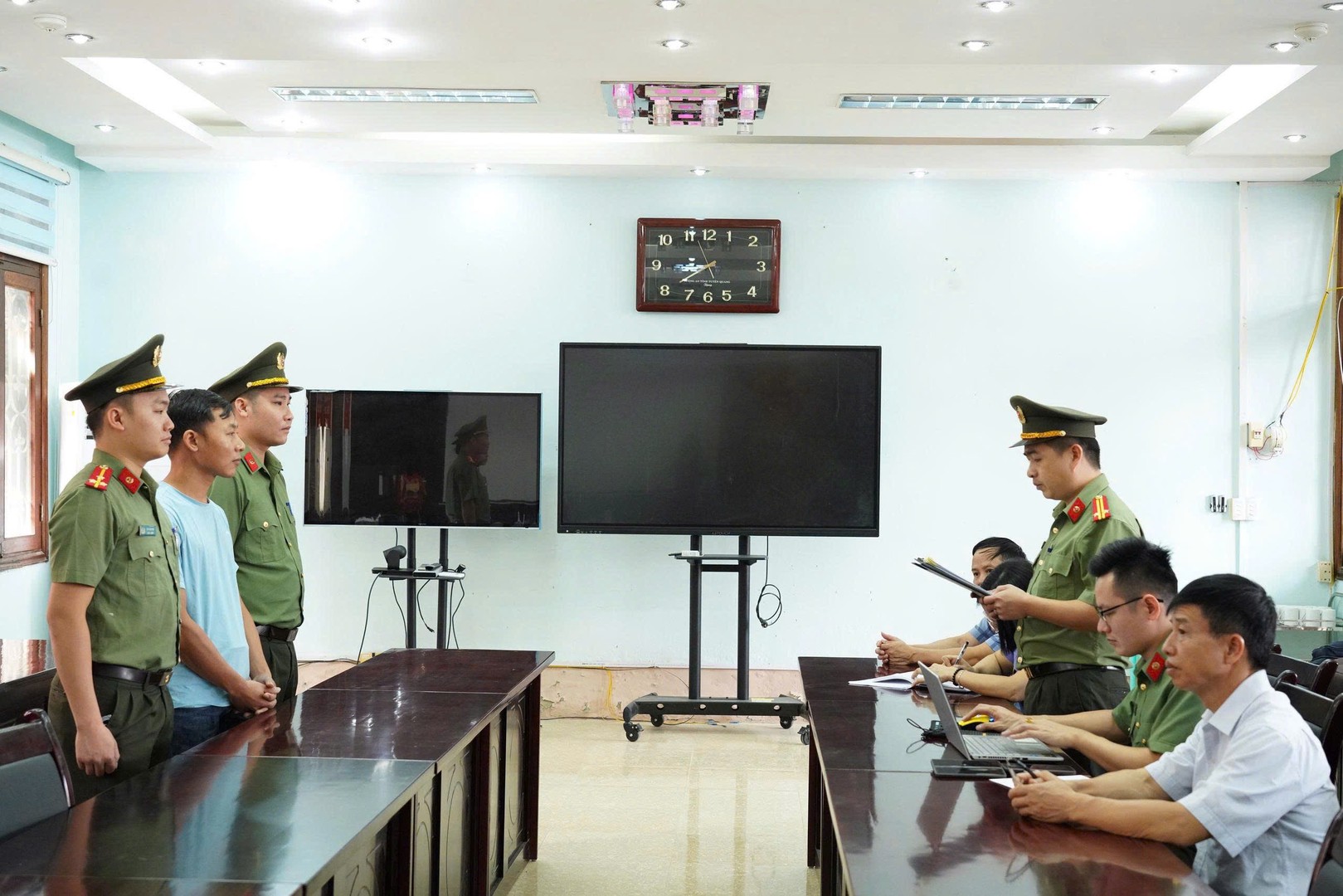 Kê khai doanh thu nộp thuế thấp hơn thực tế, chủ hộ KD du lịch tại Hà Giang bị khởi tố, tạm giam- Ảnh 1. Kê khai doanh thu nộp thuế thấp hơn thực tế, chủ hộ KD du lịch tại Hà Giang bị khởi tố, tạm giam- Ảnh 1.