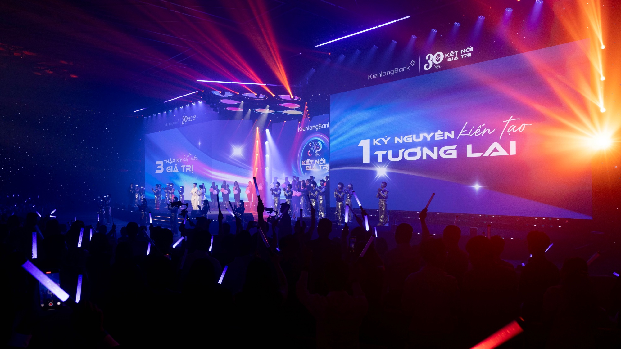 Clip: Màn trình diễn cực "đỉnh" của Chủ tịch KienlongBank cùng ca sĩ Bùi Công Nam- Ảnh 2.