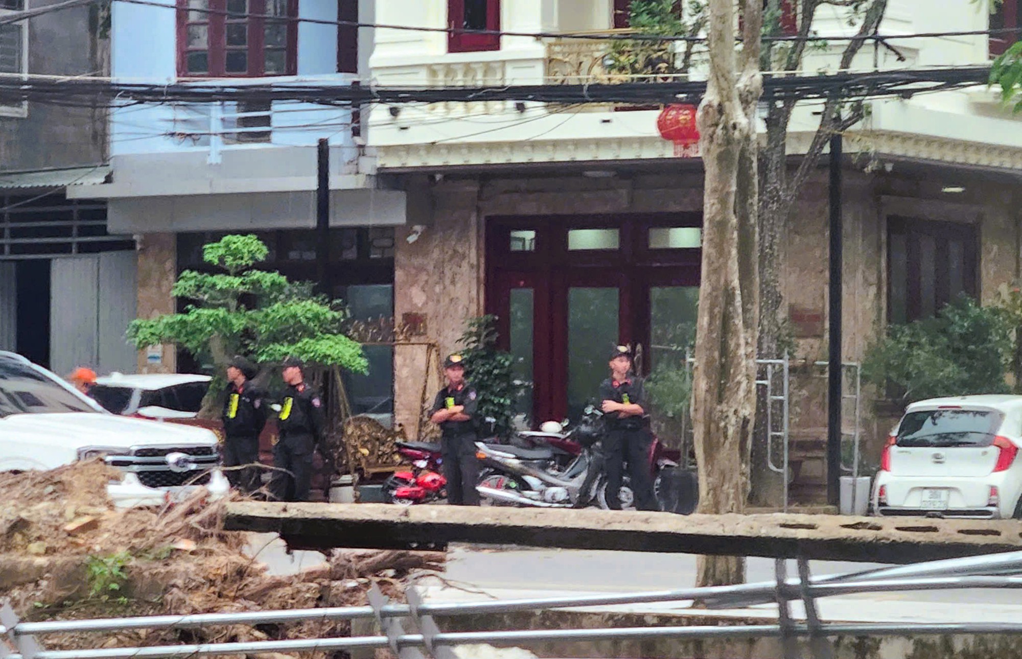 VIDEO: Công an xuất hiện tại nhà 1 doanh nhân có tiếng ở Thanh Hóa - Ảnh 7.