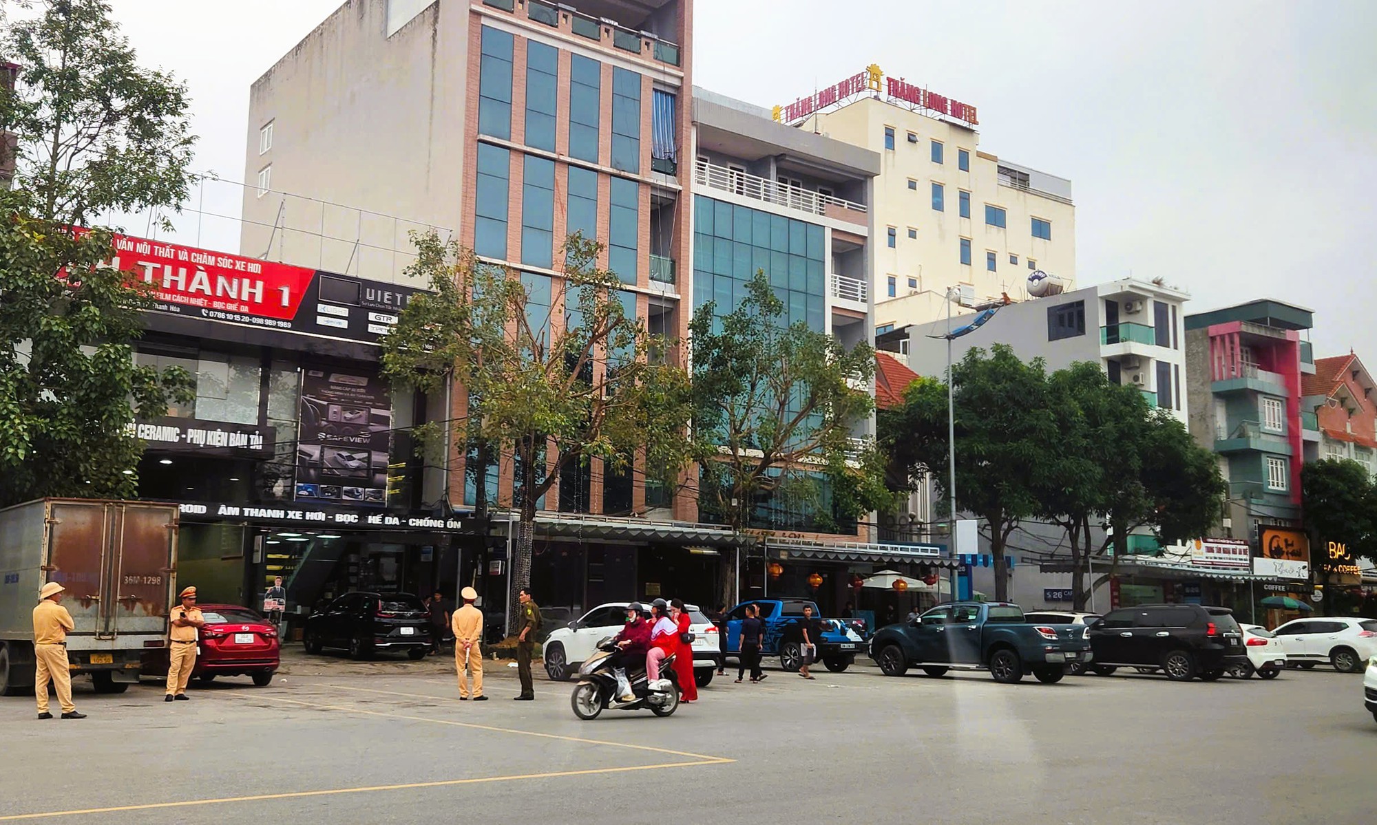 VIDEO: Công an xuất hiện tại nhà 1 doanh nhân có tiếng ở Thanh Hóa - Ảnh 1.